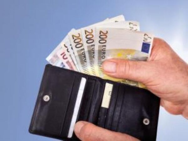Ανώτατο όριο 900 ευρώ μηνιαίως στο Κοινωνικό Εισόδημα Αλληλεγγύης
