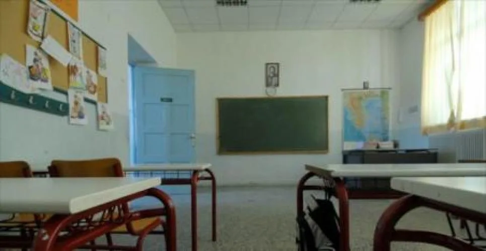 ΕΛΛΗΝΙΚΟ ΣΧΟΛΕΙΟ 2028: ΚΑΘΗΓΗΤΕΣ ΕΤΩΝ 67 ΔΙΔΑΣΚΟΥΝ ΣΤΑ ΔΙΣΕΓΓΟΝΑ ΤΟΥΣ