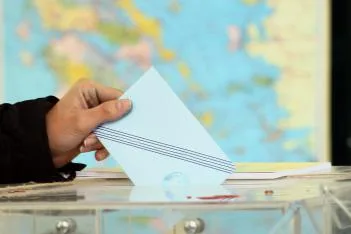 Τι απαντά η ΝΔ για την ψήφο των 18χρονων