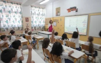 Εξετάζεται επιμήκυνση του διδακτικού έτους κατά 50 ώρες