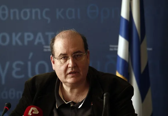 Νίκος Φίλης: Δεν απαγορεύτηκε σε κληρικό η είσοδος σε σχολεία