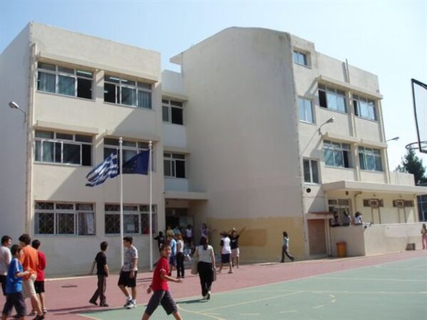Πότε  ανοίγουν τα σχολεία πότε πρέπει νάναι  οι καθηγητές στα πόστα τους