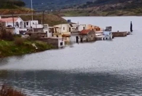 Το χωριό που ΒΥΘΙΖΕΤΑΙ στην Κρήτη! Δείτε το πριν και το μετά! (VIDEO)