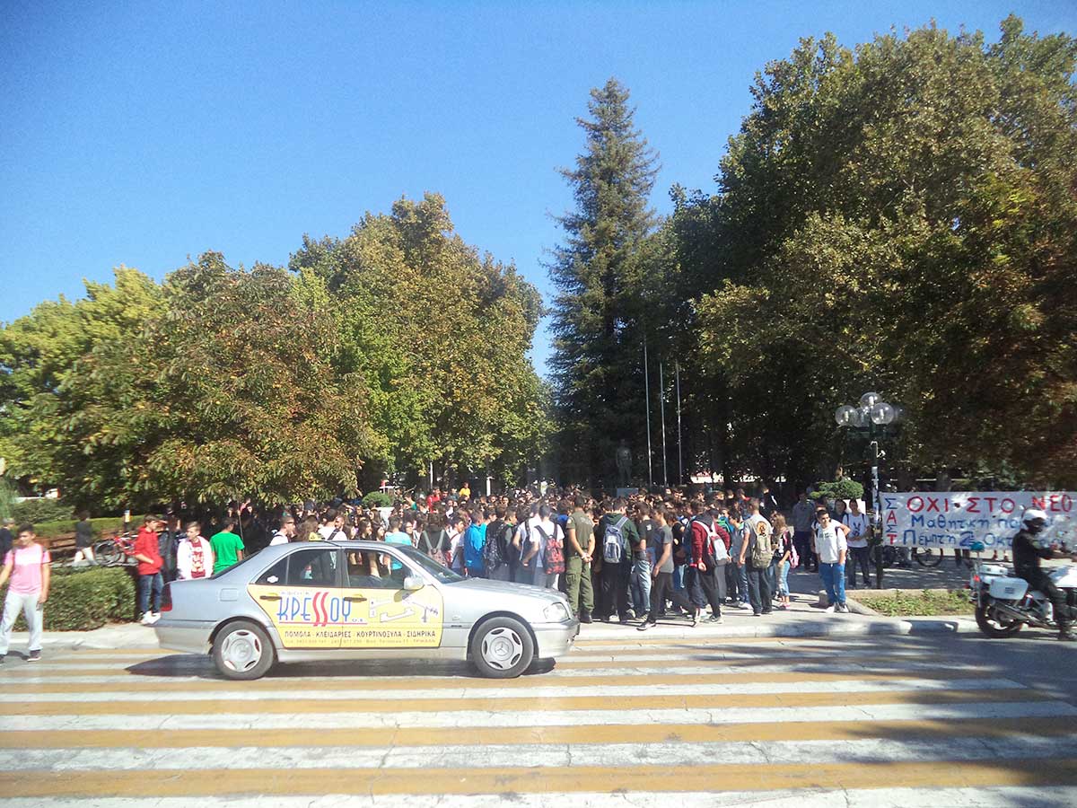 Δεν σταματούν ούτε τα …κάγκελα μαθητές των Τρικάλων που διεκδικούν τα ΑΥΤΟΝΟΗΤΑ