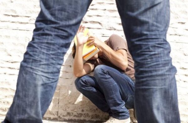 Γιατί ο εκφοβισμός φωλιάζει στα σχολεία παρά τα μέτρα και τις καμπάνιες του Υπ. Παιδείας