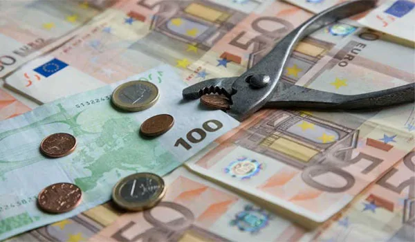 Κίνδυνος για μειώσεις σε μισθούς, συντάξεις και επιδόματα