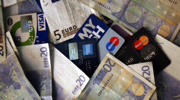 Πλαστικό χρήμα: ΔΕΚΟ και τηλέφωνα στο αφορολόγητο