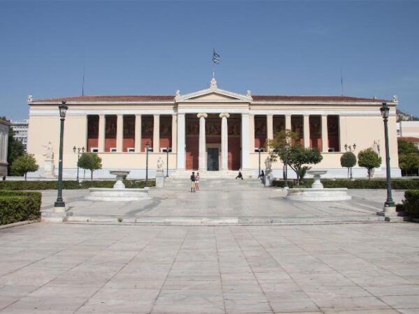 Το ΕΚΠΑ οργανώνει συγκέντρωση ειδών πρώτης ανάγκης για τους πρόσφυγες