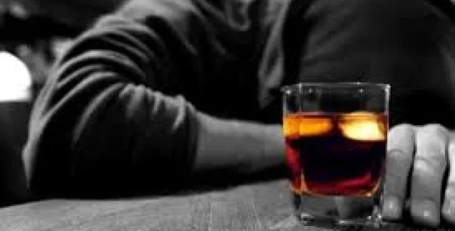 Aυξάνει τον καρδιαγγειακό κίνδυνο ακόμη και η μέτρια κατανάλωση αλκοόλ