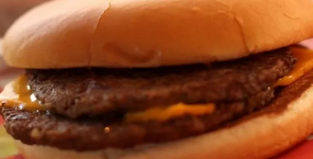 Tο junk food συνδέεται με την εμφάνιση κατάθλιψης
