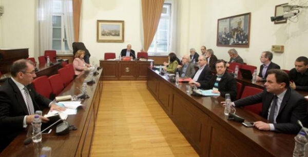 Κάθε κόμμα και διαφορετικό πόρισμα για τα ΜΜΕ
