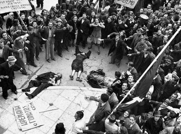…Έτσι τέλειωσε ο Δεκέμβρης. Έριξε ο Λαός τον μπόγο του στον ώμο κι έφυγε ο Λαός. Δεν τον σηκώνει ο τόπος. Όπου δεν είναι λευτεριά δεν τον σηκώνει ο τόπος..