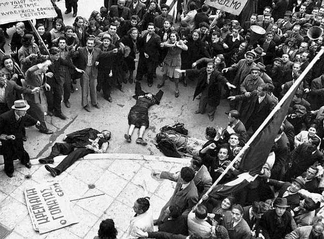 …Έτσι τέλειωσε ο Δεκέμβρης. Έριξε ο Λαός τον μπόγο του στον ώμο κι έφυγε ο Λαός. Δεν τον σηκώνει ο τόπος. Όπου δεν είναι λευτεριά δεν τον σηκώνει ο τόπος..