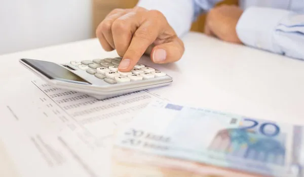 Δημόσιο: Τα μπόνους και οι παγίδες για σύνταξη από τα 55