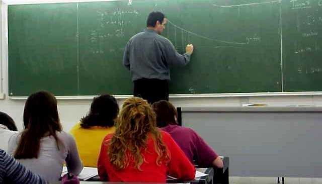 Χιλιάδες δημοσίους υπαλλήλους εγκλωβίζει το Μεσοπρόθεσμο