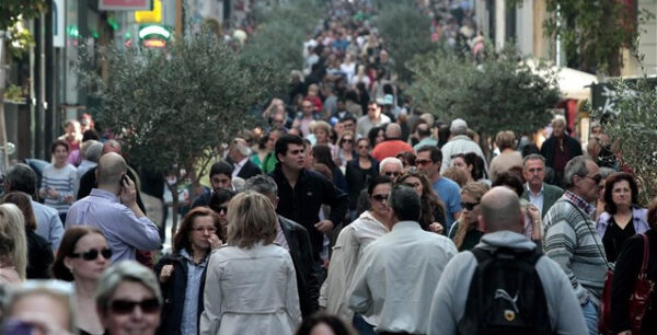 Γεμάτοι οι εμπορικοί δρόμοι – Το δώρο περιμένουν έμποροι και καταναλωτές