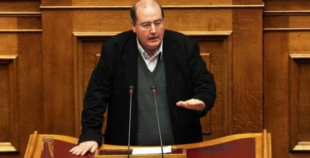 Δύο μηνυτήριες αναφορές στη Βουλή για τα όσα είπε ο Φίλης περί μη γενοκτονίας των Ποντίων