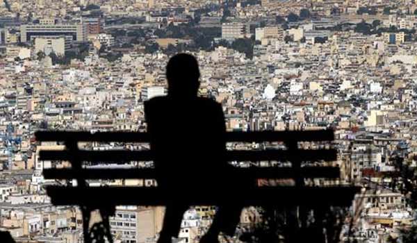 Είδος προς εξαφάνιση η μεσαία τάξη: Υπό φτωχοποίηση 700.000 Έλληνες