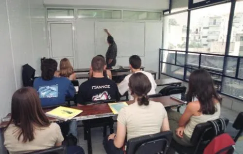 “Εκατοντάδες παράνομα φροντιστήρια υπό τη σκεπή μεγάλων φροντιστηριακών ομίλων”