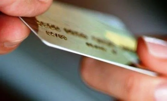 Η χρήση του πλαστικού χρήματος εκτόξευσε τα καθαρά έσοδα του προϋπολογισμού
