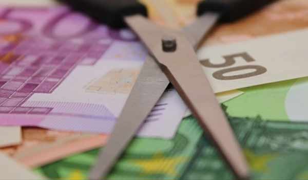 Τι προβλέπει ο κόφτης για μετά το 2018.  Μειώσεις συντάξεων, νέοι φόροι