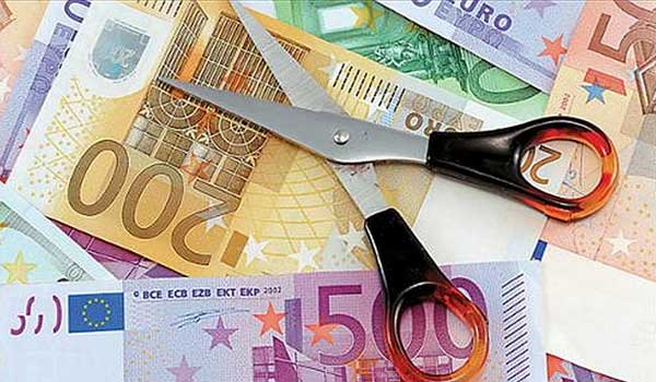 Αναζητούν 300 εκατ. ευρώ από κοινωνικά και προνοιακά επιδόματα