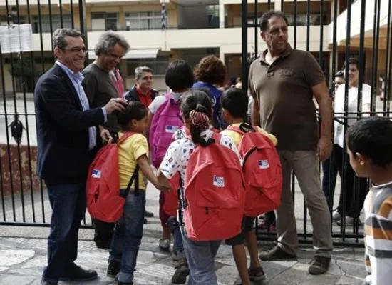 Ο   Γενικός  Γραμματέας  του  Υπουργείου  Παιδείας  Γ. Παντής υποδέχεται τα  προσφυγόπουλα  στο 72ο   Δημοτικό Σχολειό του Δήμου Αθηναίων