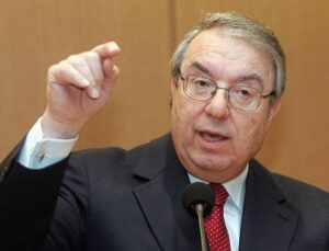 Νέα ανάρτηση Μπαμπινιώτη: Ο τάφων(ας) και το ρομπότ