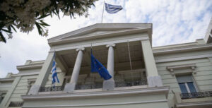ΥΠΕΞ: Η Ελλάδα αποτίει φόρο τιμής στα αθώα θύματα του ναζιστικού Ολοκαυτώματος