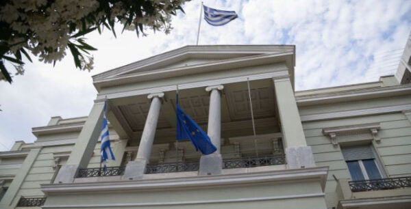 ΥΠΕΞ: Η Ελλάδα αποτίει φόρο τιμής στα αθώα θύματα του ναζιστικού Ολοκαυτώματος
