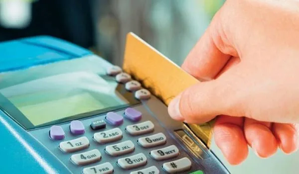 Πλαστικό χρήμα: Κατάργηση μετρητών σε συναλλαγές άνω των 500 ευρώ και τραπεζικό χαράτσι