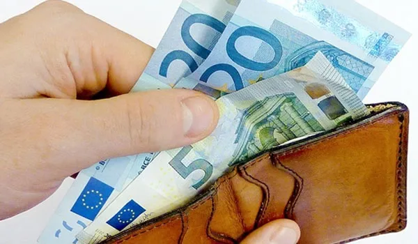 Νέα μείωση στο πορτοφόλι των νοικοκυριών