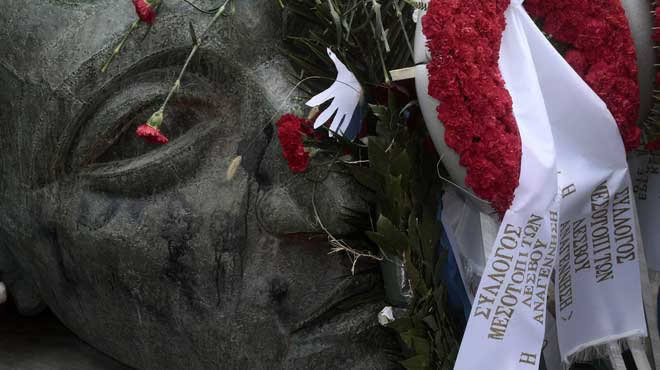17-11-15 Κατάθεση στεφάνου του υπουργού Παιδείας, Έρευνας και Θρησκευμάτων, Νίκου Φίλη, στο Πολυτεχνείο