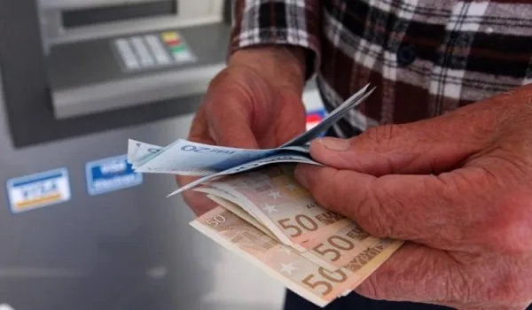 Τριπλό χτύπημα στις συντάξεις