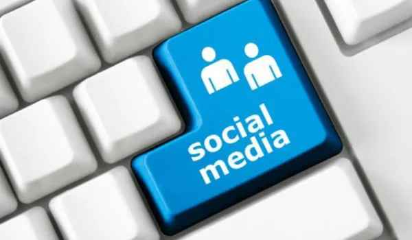 Η Ευρωπαϊκή Επιτροπή νουθετεί Facebook, Twitter και Google+