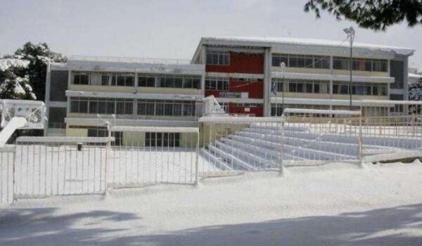 Μενίδι: Μαθητές με σιδηρογροθιές και σιδηρολοστούς σε σχολείο