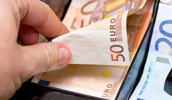 Πως θα υπολογιστούν οι ασφαλιστικές εισφορές. Τι ισχύει  για επαγγελματίες, μπλοκάκια, αγρότες