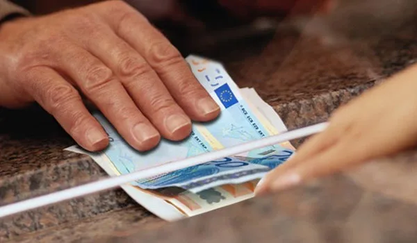 Σκληρό πακέτο μέτρων –  Περικοπές, κούρεμα αφορολόγητου, χαράτσι στις τραπεζικές συναλλαγές