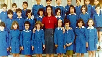Η μπλε σχολική ποδιά. Σαν σήμερα καταργήθηκε