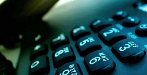 ΕΚΚΑ: Ψυχοκοινωνική υποστήριξη σε θύματα βίας μέσω των τηλεφωνικών γραμμών