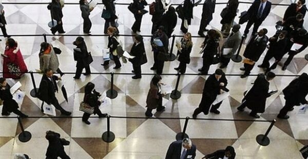 Μειώνονται σε 3.000 οι απολύσεις μέχρι το τέλος του χρόνου – Τι δέχθηκε η τρόικα για τις προσωρινές διαταγές