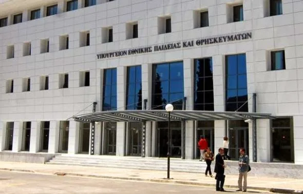 Το υπουργείο Παιδείας για το βιβλίο και τα Γλυπτά του Παρθενώνα