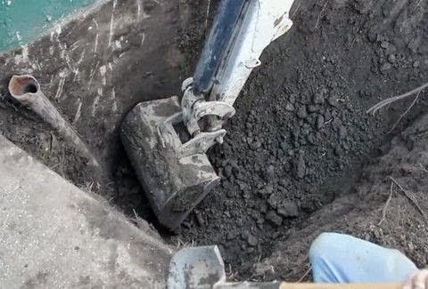 Ο απόλυτος εφιάλτης! Άκουγαν θορύβους στον σωλήνα της αποχέτευσης και δεν θα πιστέψετε τι βρήκαν μέσα [video]