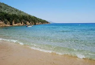 Oι πιο όμορφες παραλίες της Αττικής που μπορείτε να κολυμπήσετε ΔΩΡΕΑΝ