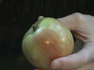 Πώς να κόψετε ένα μήλο με τα χέρια σας! [video]