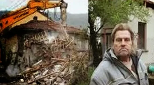 Καταπληκτικός! Η τράπεζα ήθελε να κατασχέσει το σπίτι του και αυτός το γκρέμισε!