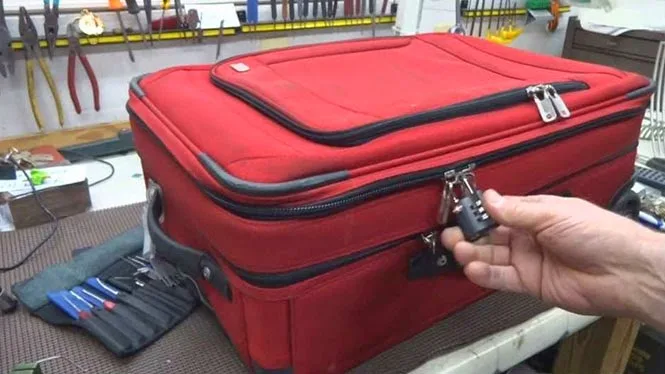 Δείτε πως οι βαλίτσες με λουκέτο παραβιάζονται με τον πιο απλό τρόπο [video]