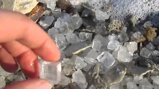VIDEO: Οι τέλειοι φυσικοί κύβοι αλατιού που δημιουργούνται στη ΝεκράΘάλασσα