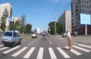 Αν δείτε την συγκεκριμένη γιαγιά στον δρόμο, μη τη βοηθήσετε! [video]