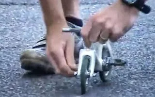 Καβαλάει το πιο μικροσκοπικό ποδήλατο στον κόσμο! [Video]